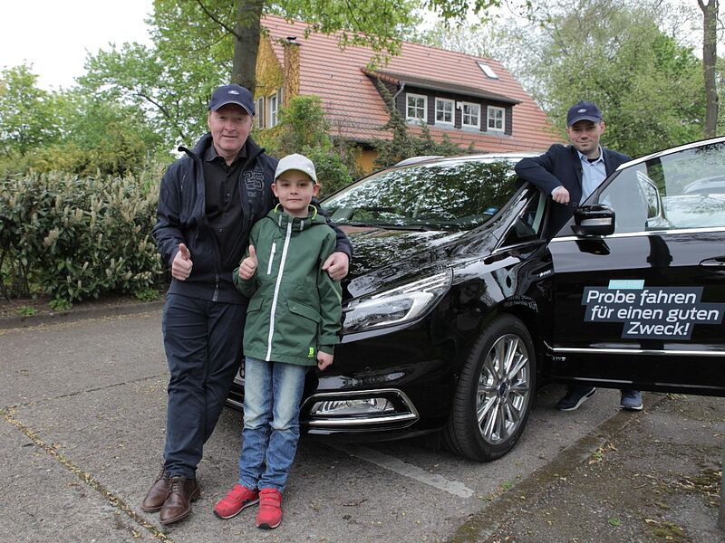 "Ford hilft - Probe fahren für einen guten Zweck" - Joey Kelly erspielt mit Berlinern einen Ford S-MAX Vignale für die José Carreras Stiftung