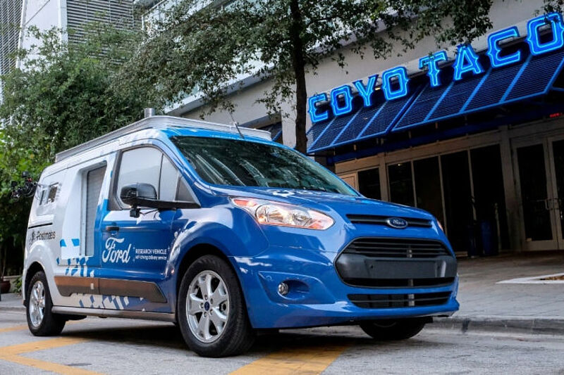 Miami: Autonomes Ford Transit Connect-Forschungsfahrzeug liefert Speisen aus