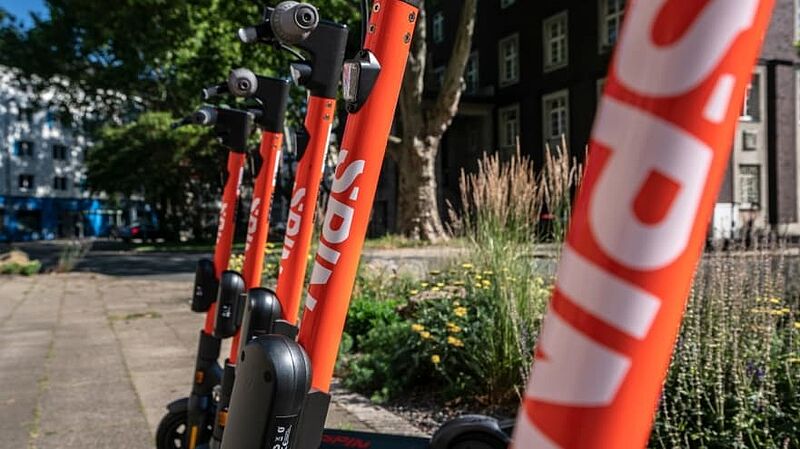 Ab sofort rollen die orangefarbenen E-Scooter von Spin auch durch Herne und Bonn. Eine Premiere für das US-amerikanische Unternehmen ist die strategische Partnerschaft mit der Stadt Herne.